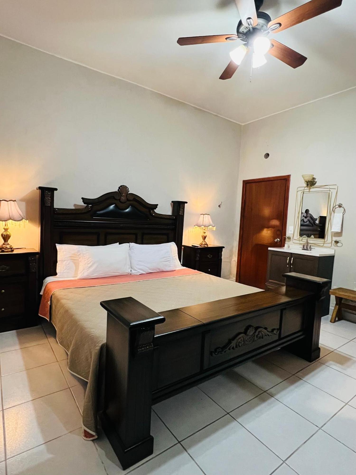 Hosteria Casa Marquez Leon Ngoại thất bức ảnh