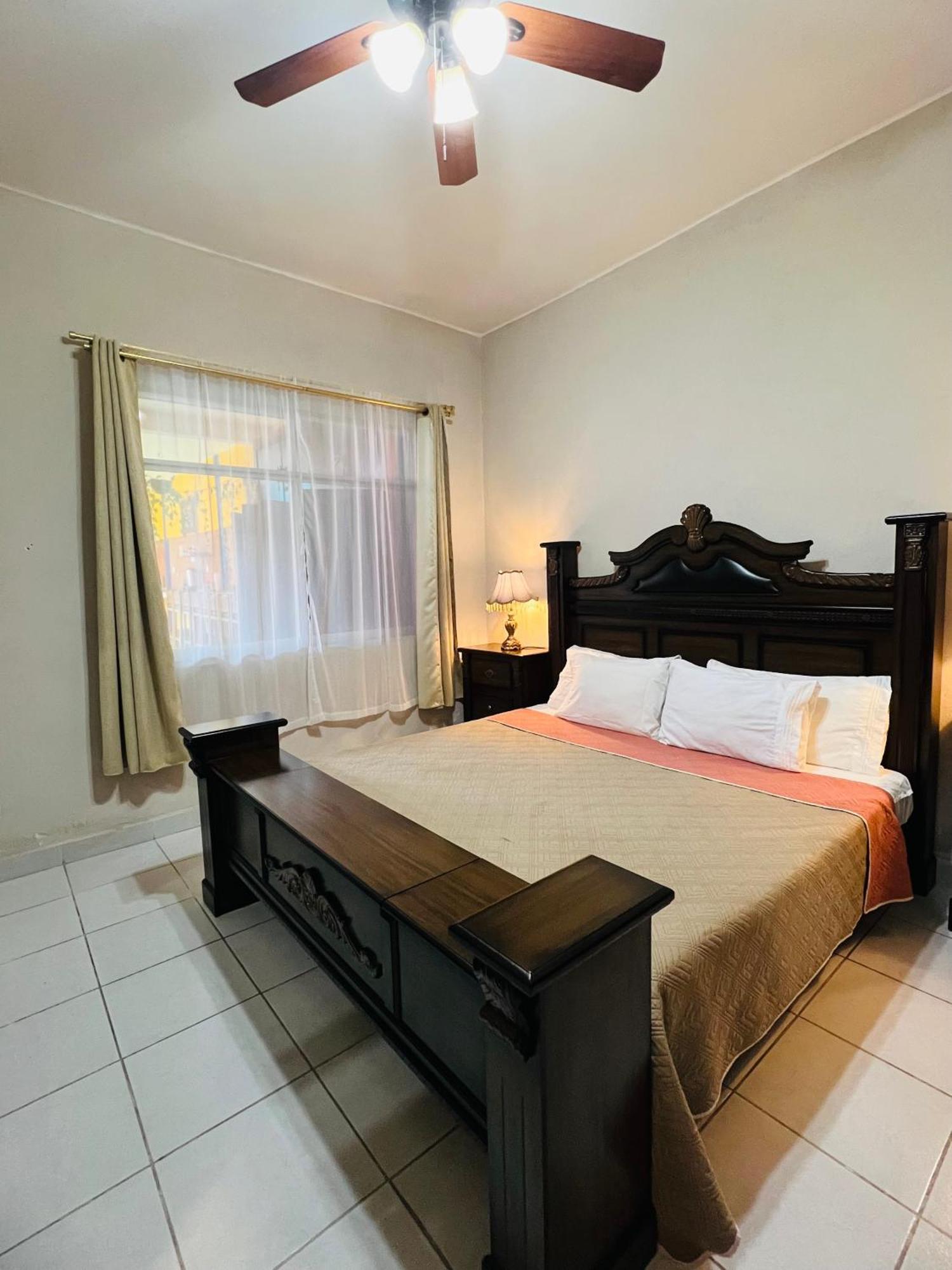 Hosteria Casa Marquez Leon Ngoại thất bức ảnh