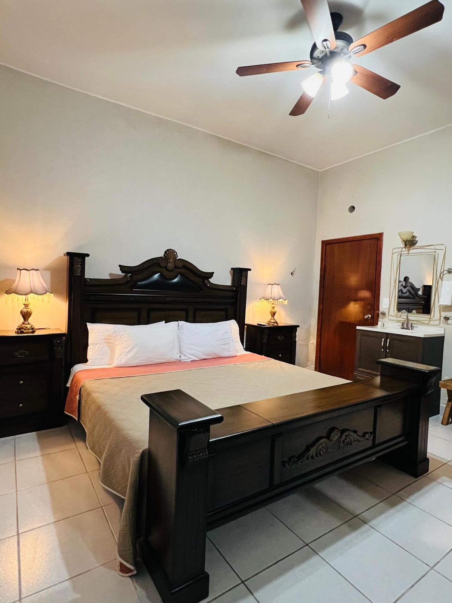 Hosteria Casa Marquez Leon Ngoại thất bức ảnh