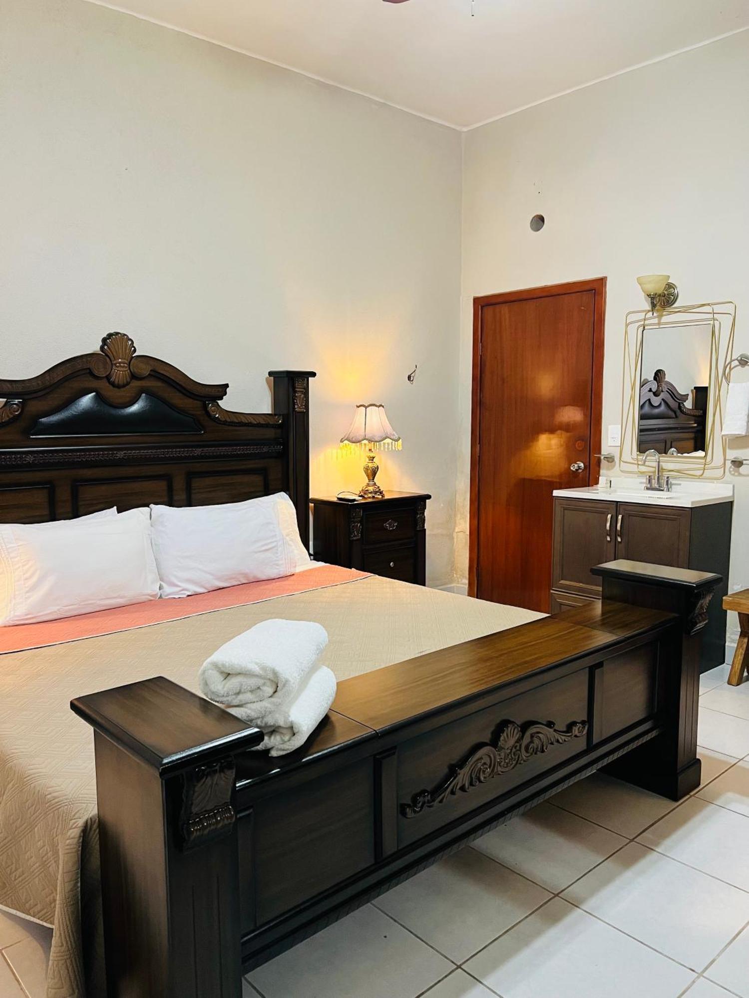 Hosteria Casa Marquez Leon Ngoại thất bức ảnh