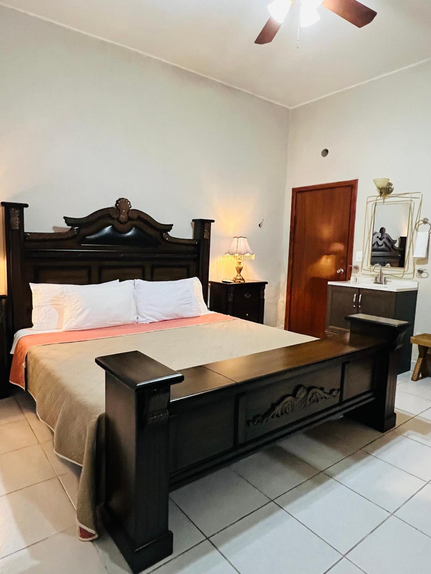 Hosteria Casa Marquez Leon Ngoại thất bức ảnh