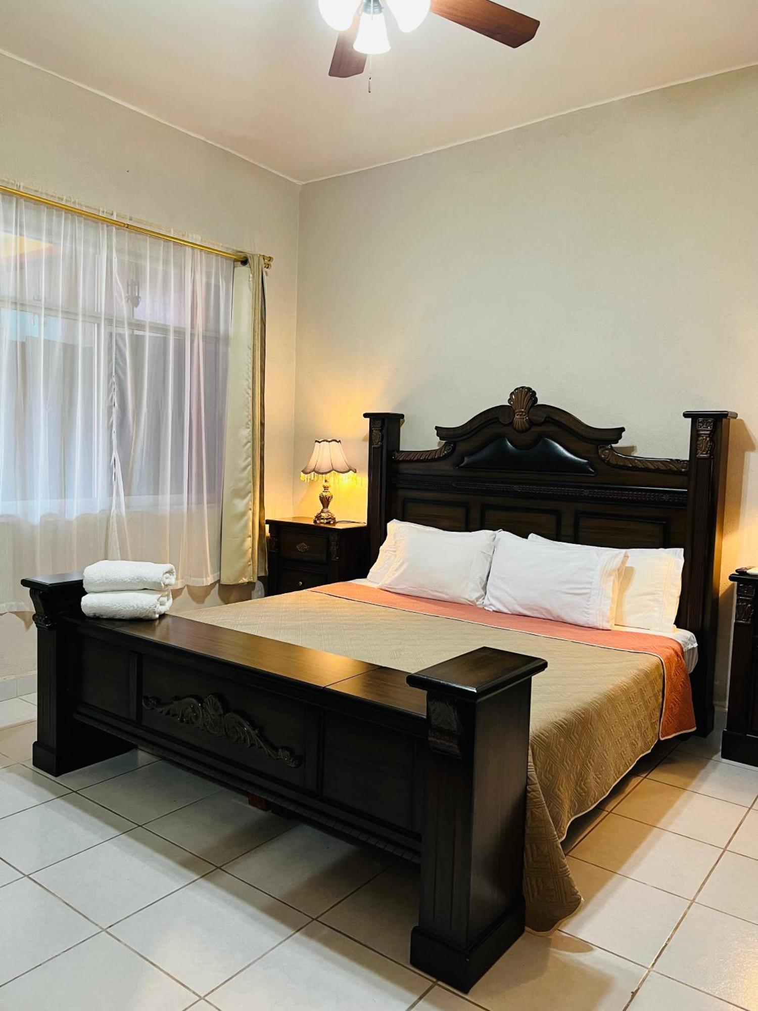 Hosteria Casa Marquez Leon Ngoại thất bức ảnh