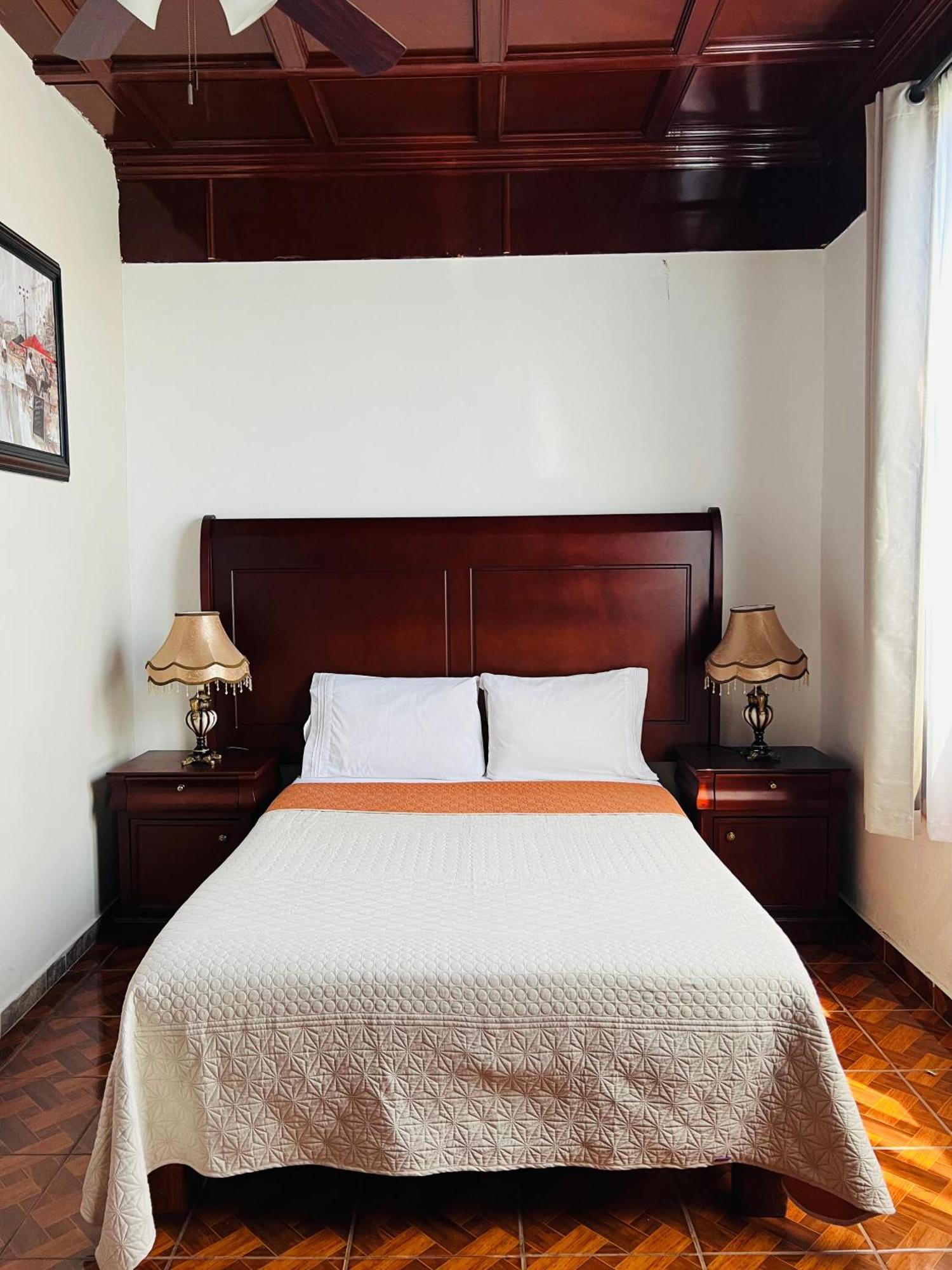 Hosteria Casa Marquez Leon Ngoại thất bức ảnh