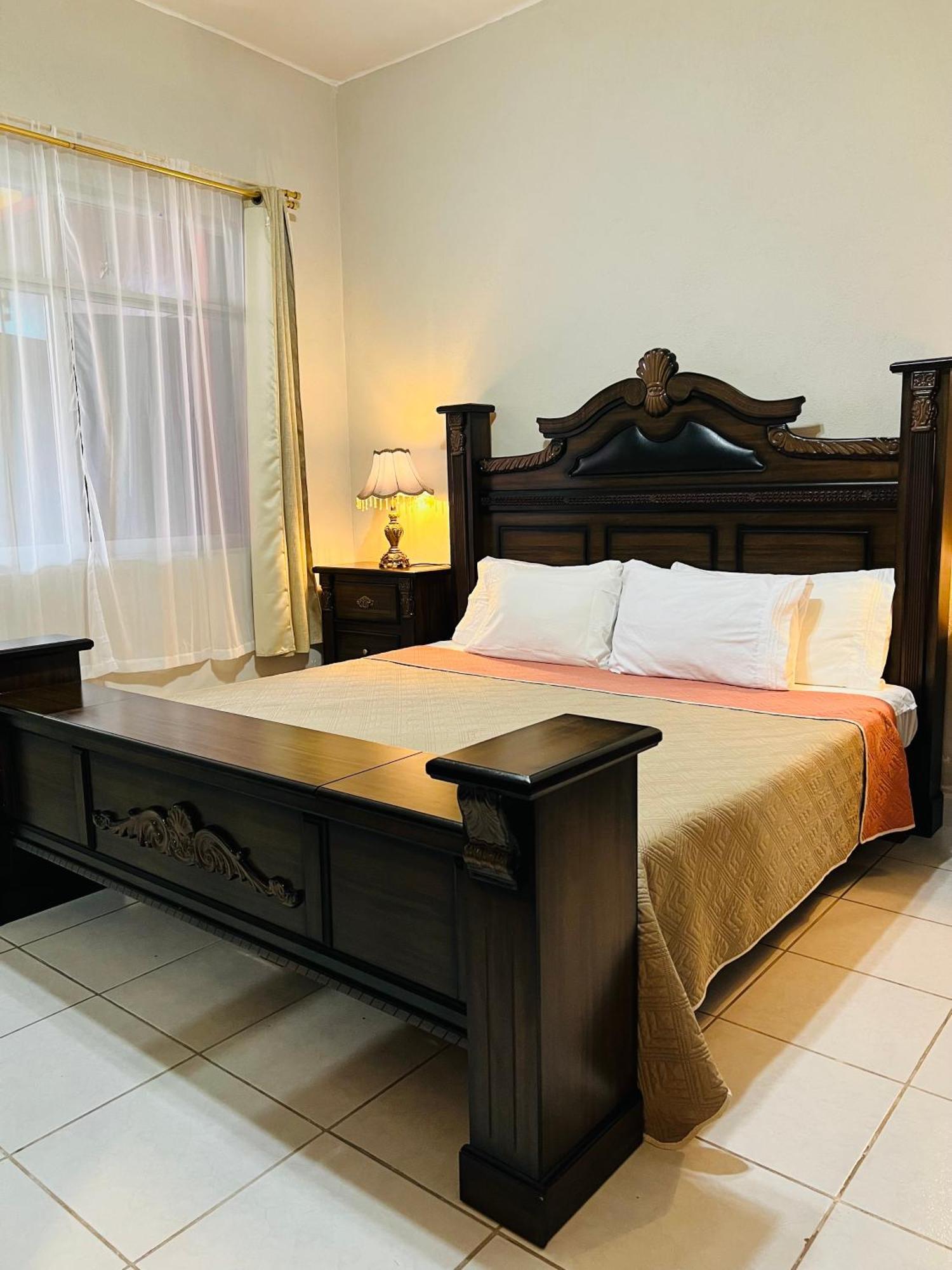 Hosteria Casa Marquez Leon Ngoại thất bức ảnh